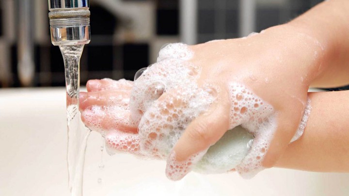 Rửa tay bằng xà phòng cẩn thận